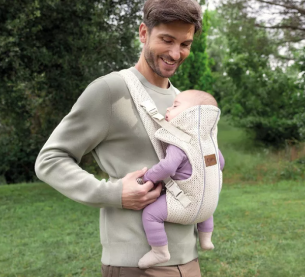 Ergonomisch überkreuzte und weich gepolsterte Schultergurte der Jané Dual Air zur optimalen Gewichtsverteilung auf dem Rücken.